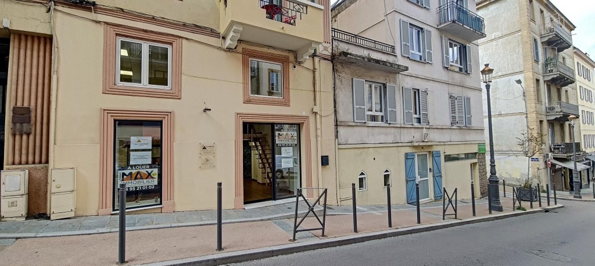 Local à louer Beverini  vue rue 