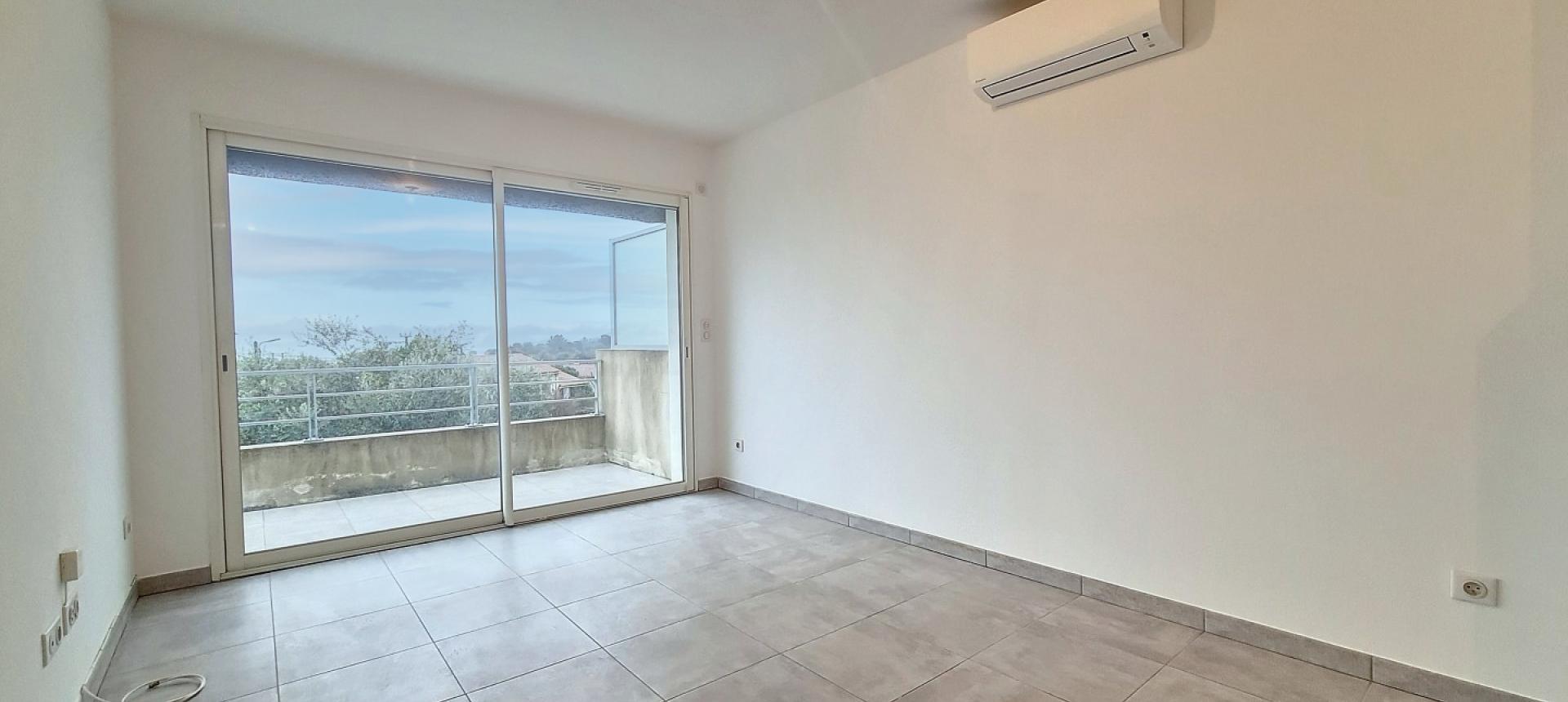 F2 à louer l'Oliveraie Afa entrée séjour 