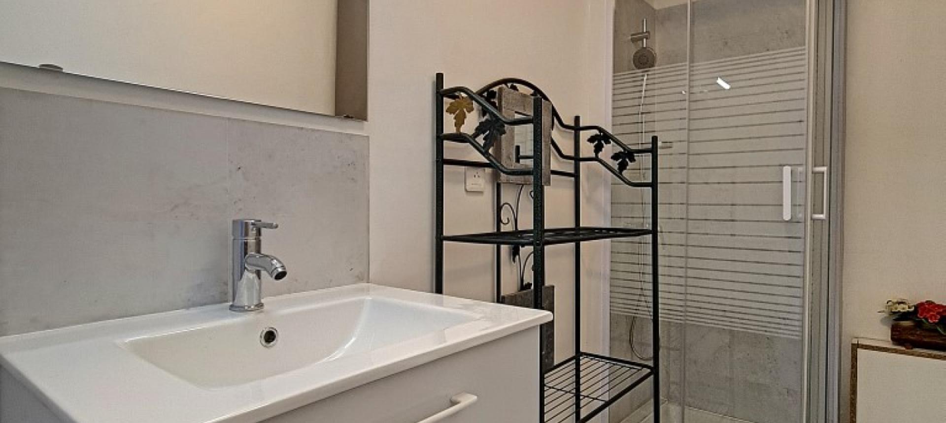 F2 meublé à louer Appieto salle de douche 