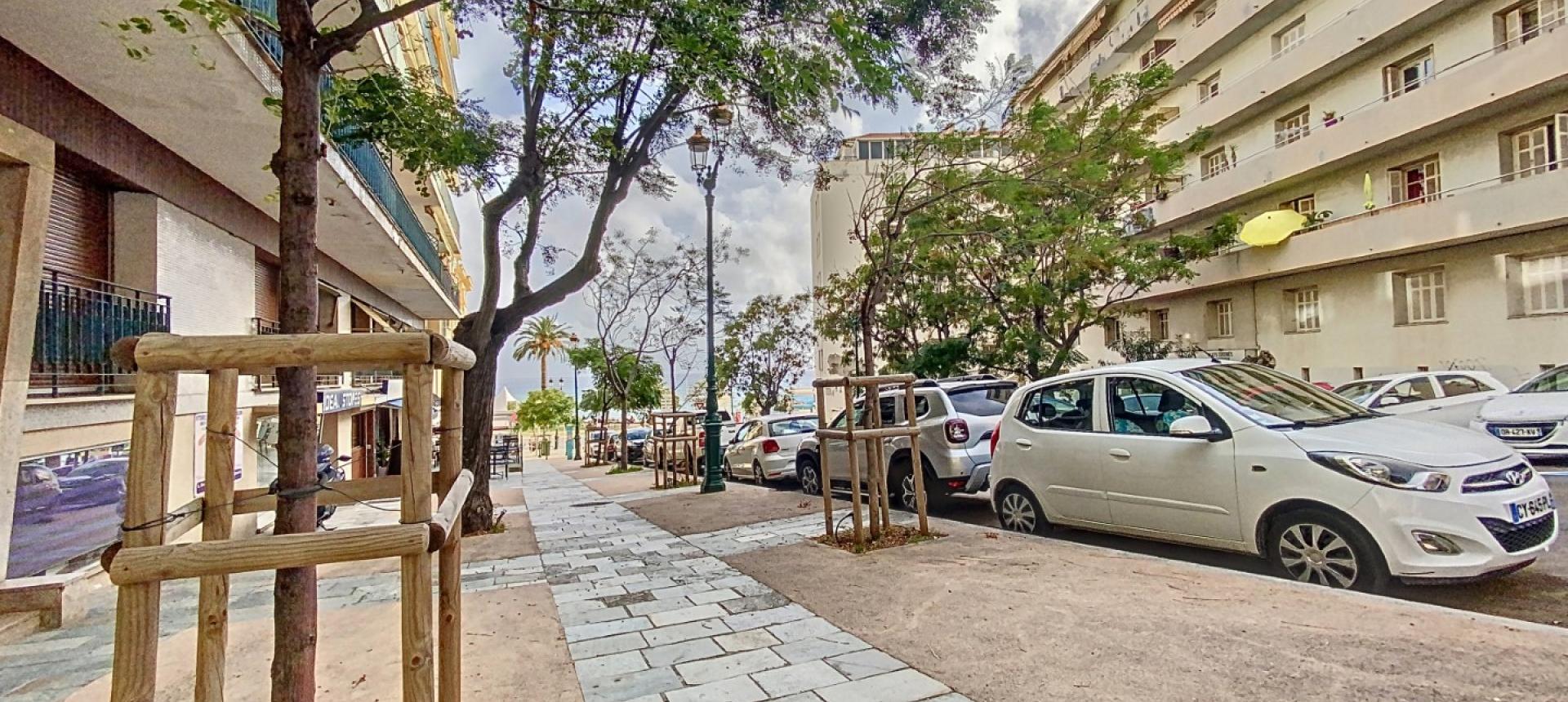 F3 à louer bd Mme Mère  vue rue et immeuble 