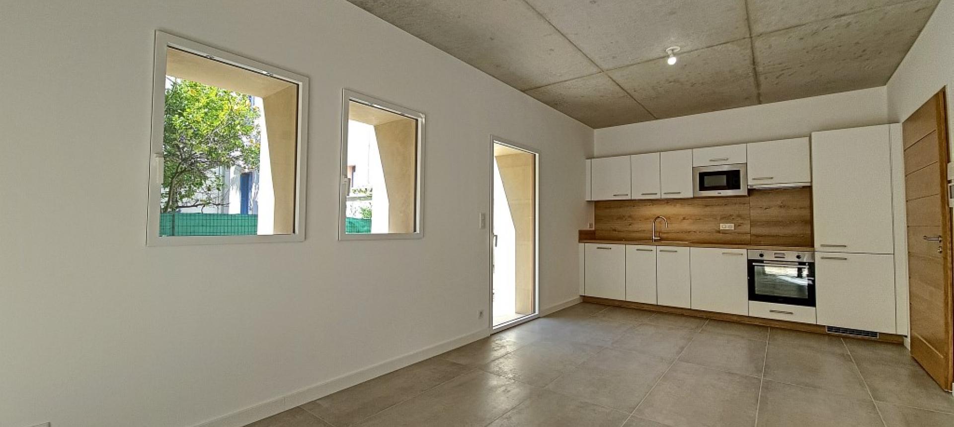 F3 à louer  Albert 1er Forcone  pièce à vivre coin cuisine