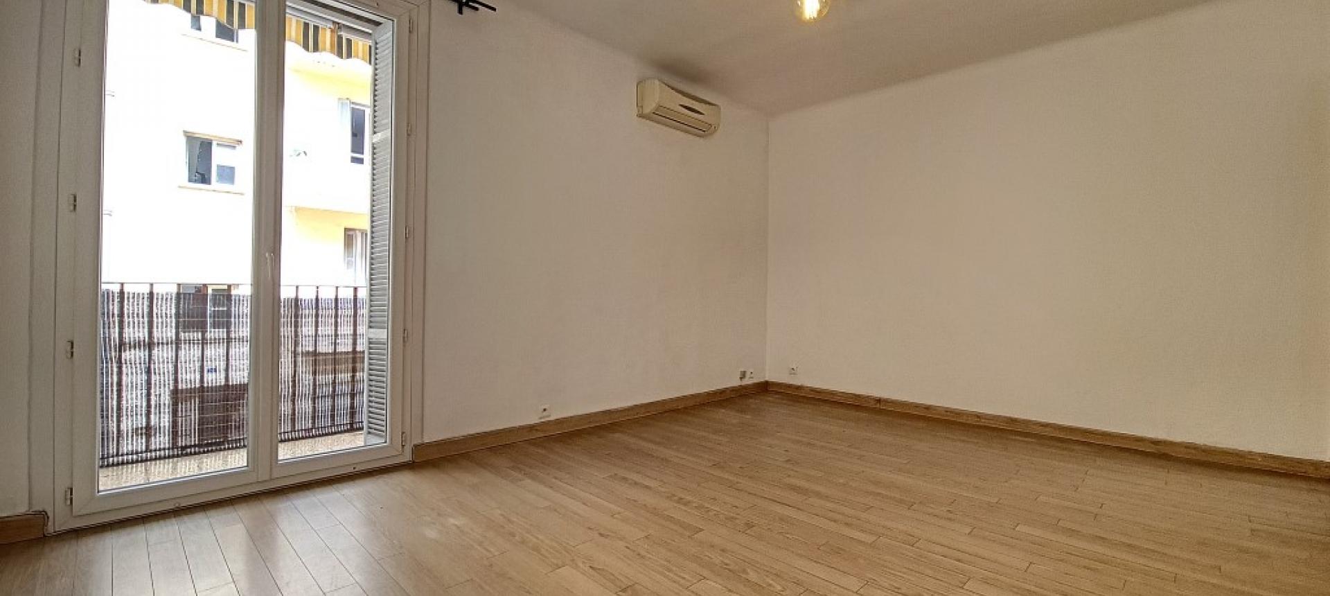 F3 à louer rue  Marbeuf séjour 