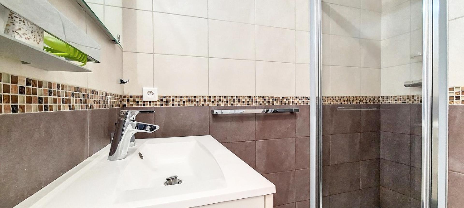 F2 meublé à louer Les arbousiers  salle d'eau