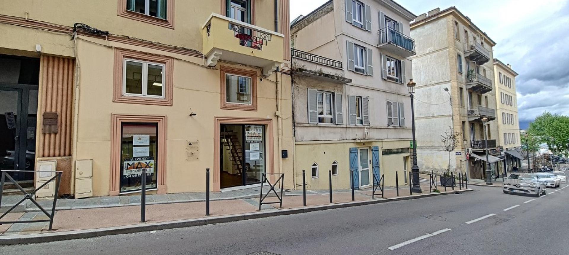 Local à louer Beverini  vue rue 