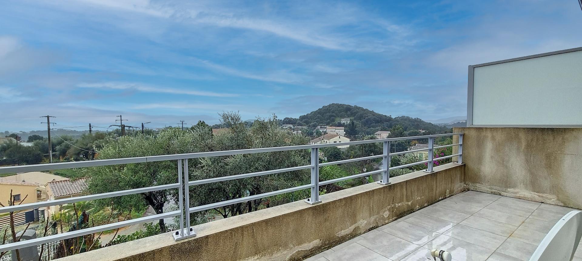 F2 à louer l'Oliveraie Afa entrée terrasse chambre