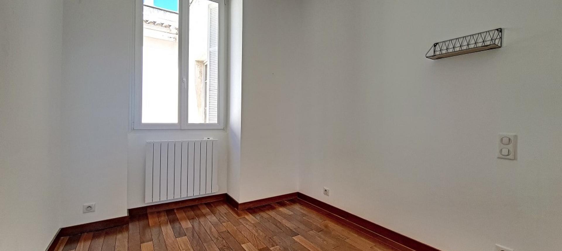 F3 à louer cours Napoléon chambre