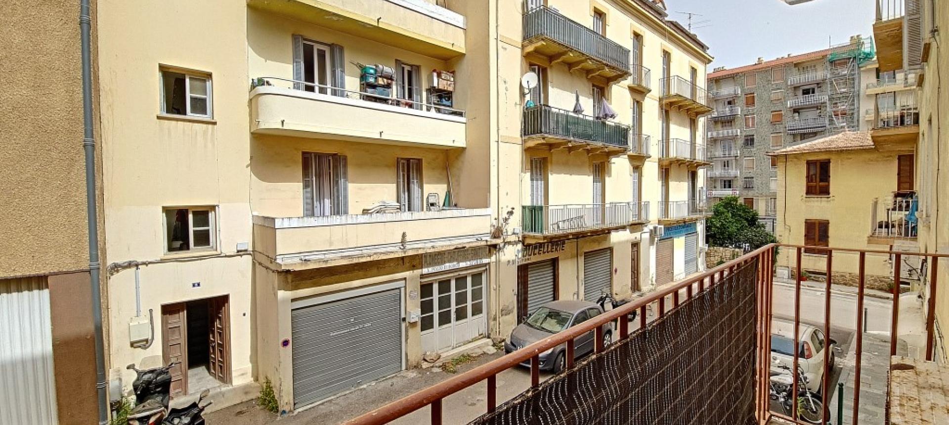 F3 à louer rue  Marbeuf balcon 