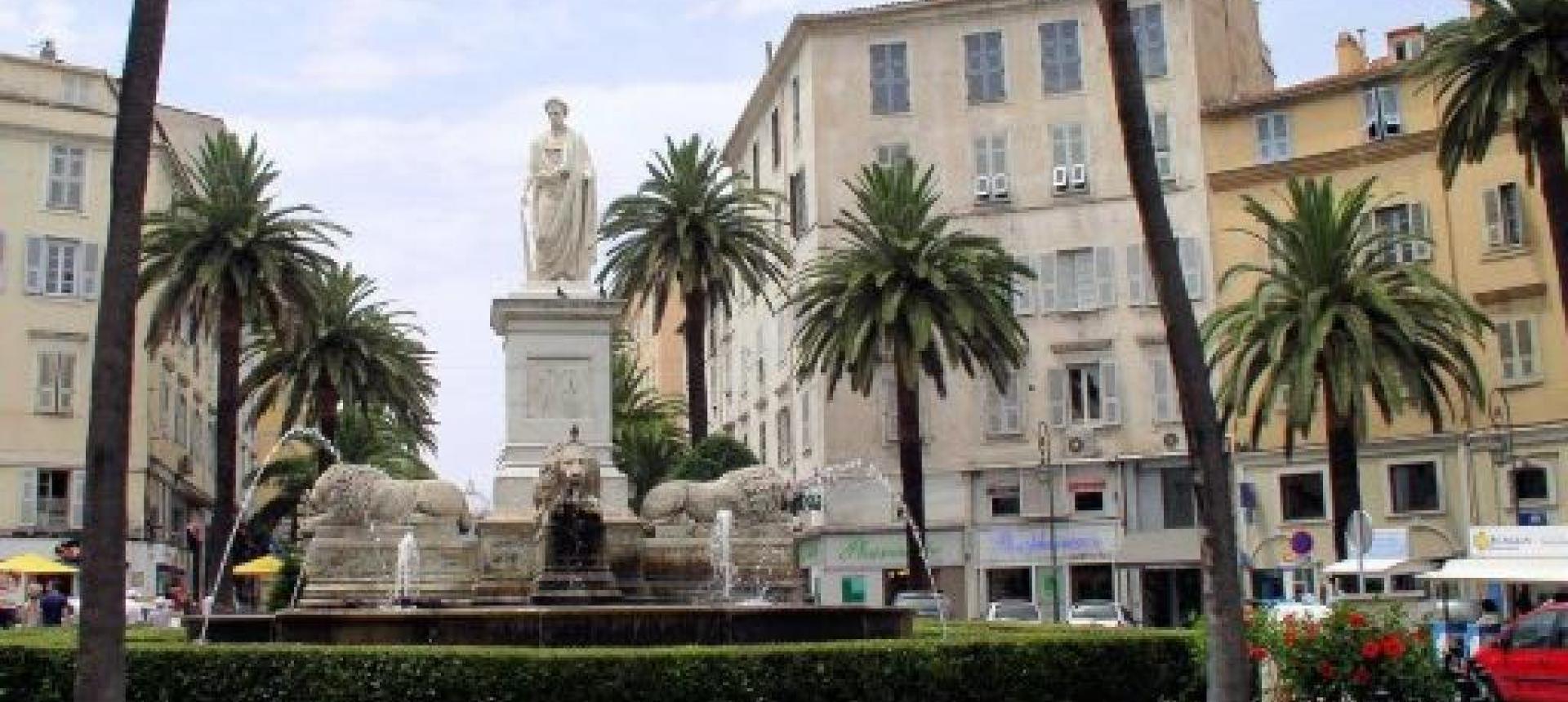En Corse, à Ajaccio, a vendre Fonds de commerce  Magasin de chaussures pour femme et maroquinerie