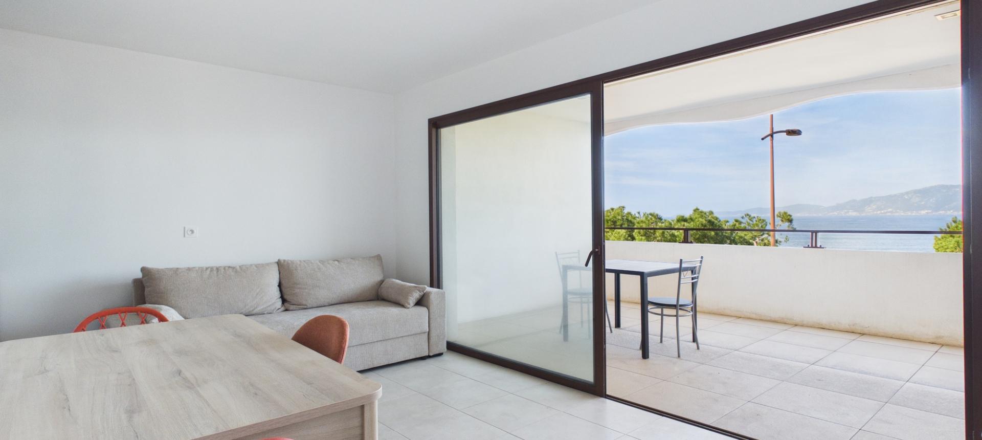 Vente F2 récent en bord de plage et Vue Mer