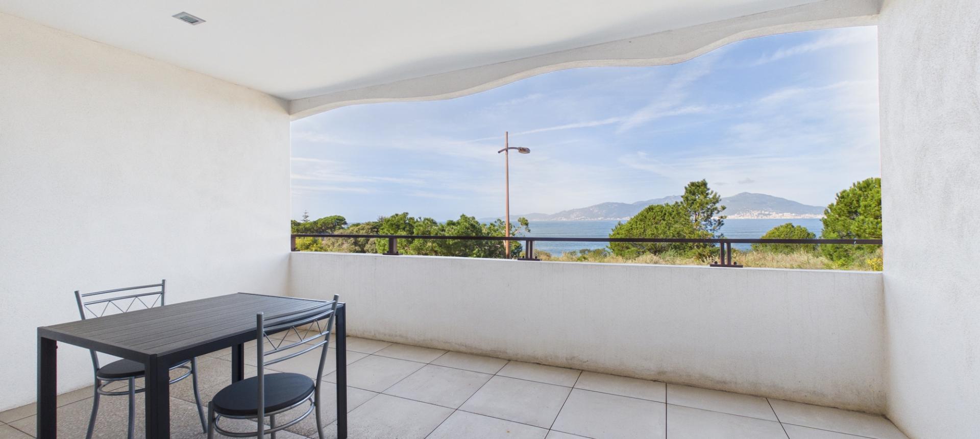 Vente F2 récent en bord de plage et Vue Mer