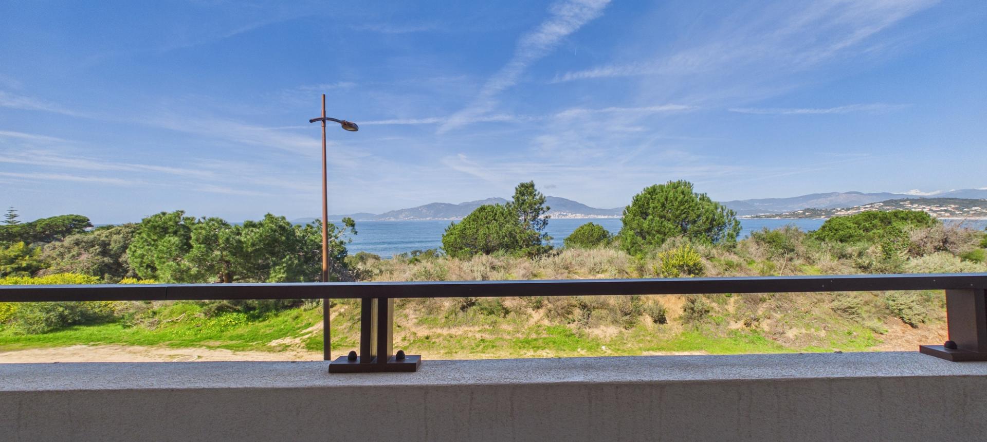 Vente F2 récent en bord de plage et Vue Mer