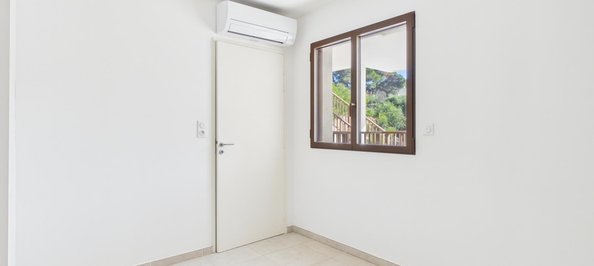 Vente F2 récent en bord de plage et Vue Mer