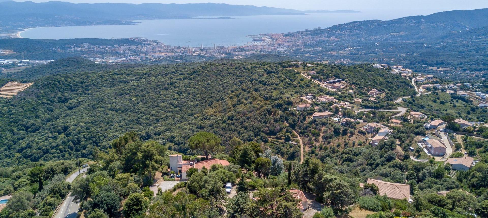 Villa à rénover à vendre avec vue mer à Alata près d'Ajaccio