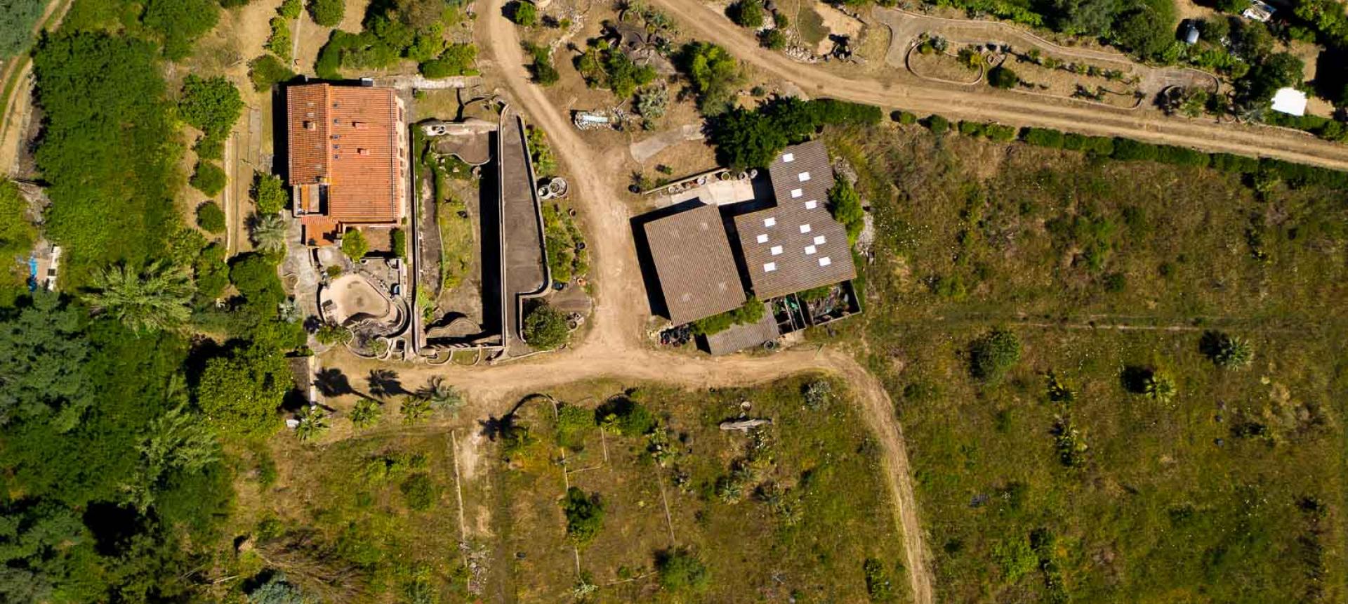 Ajaccio - Milelli - Propriété de 5000 m² avec maison - Jardin aménagé - Garages - vue dégagée.