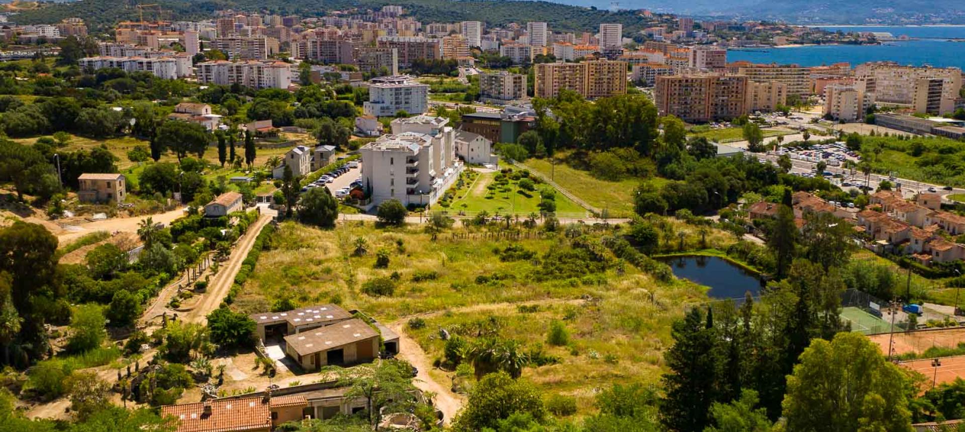 Ajaccio - Milelli - Propriété de 5000 m² avec maison - Jardin aménagé - Garages - vue dégagée.