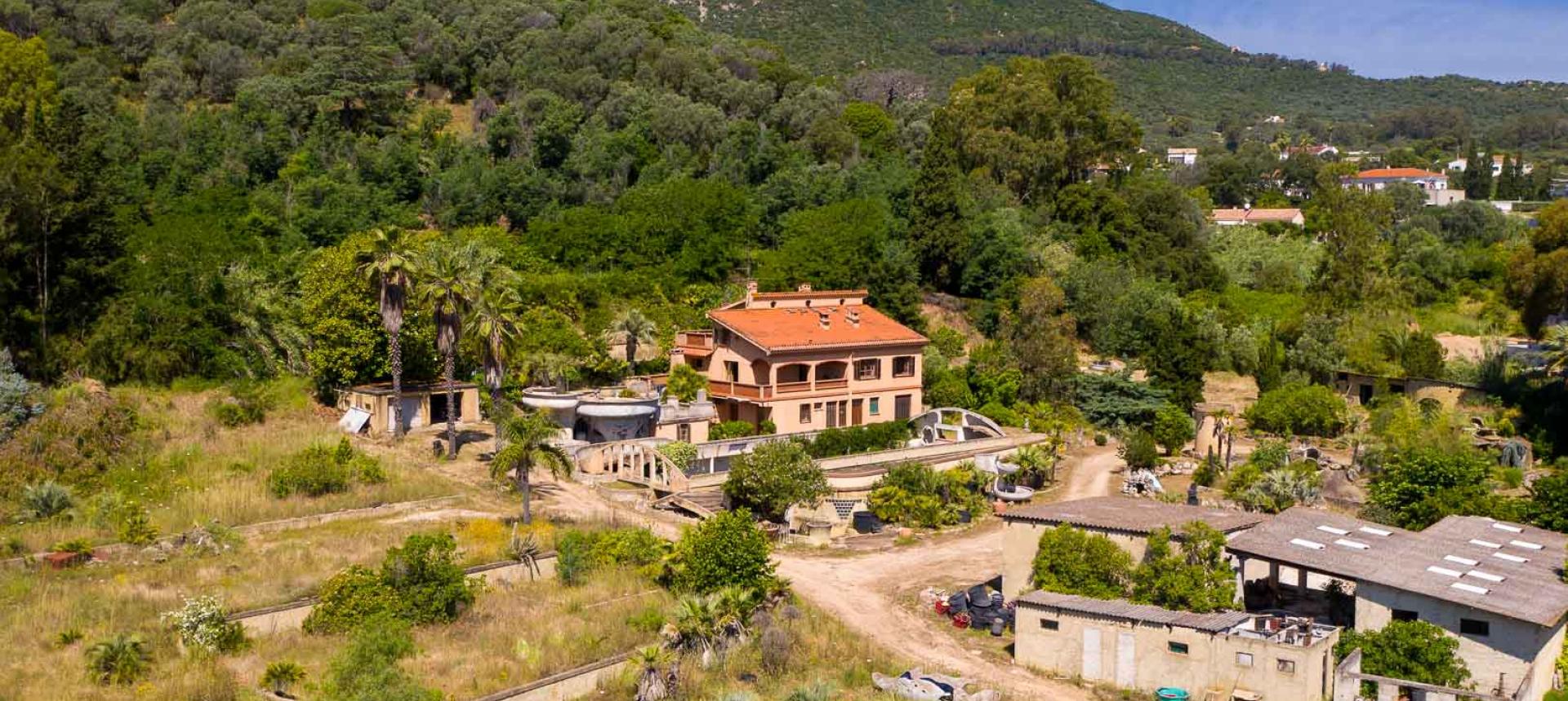 Ajaccio - Milelli - Propriété de 5000 m² avec maison - Jardin aménagé - Garages - vue dégagée.