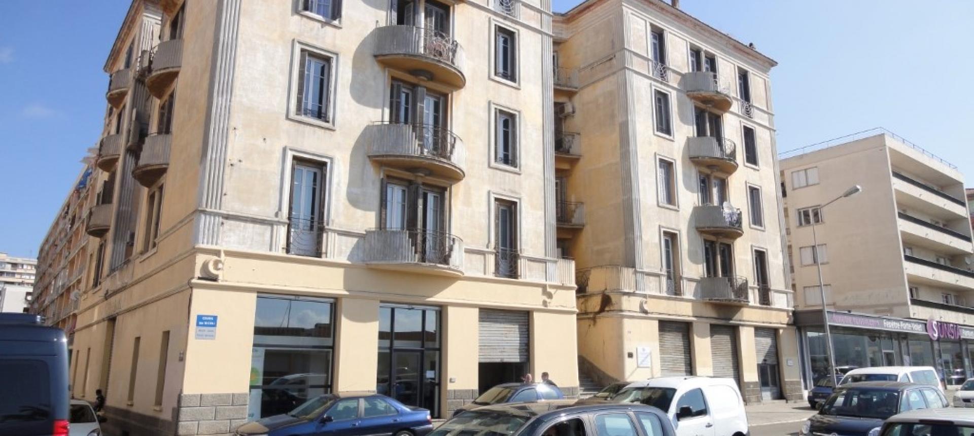 En Corse, à Ajaccio, location d'un local de 205 m² de plain pied secteur Amirauté / cours Jean Nicoli