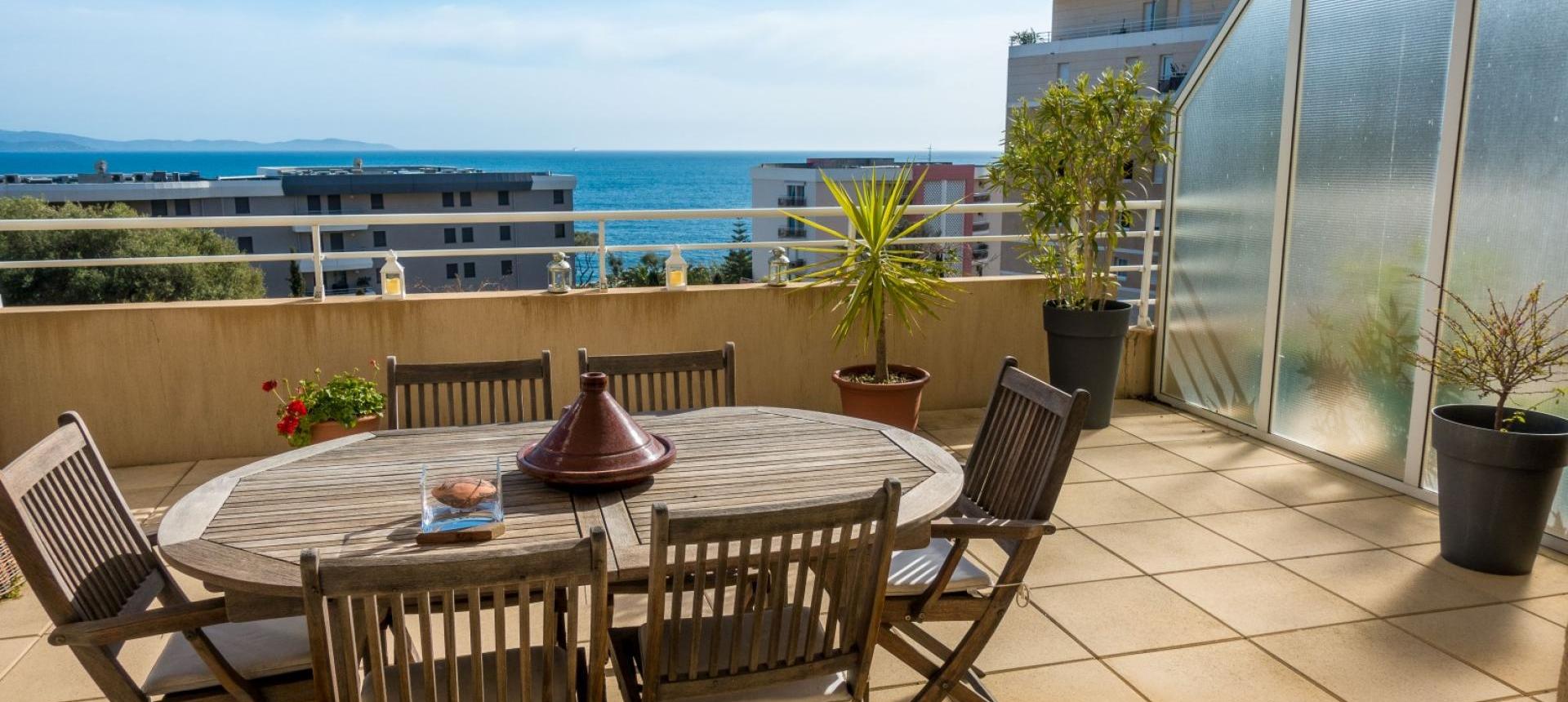 En Corse, à Ajaccio, Sur la route des Sanguinaires, A vendre appartement de type F2 avec terrasse vue mer dans un immeuble récent