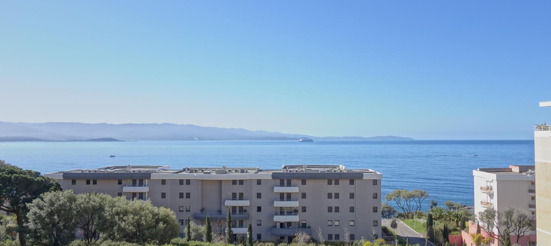 En CORSE, à AJACCIO sur la route des Sanguinaires, à vendre F3 de 67 m2 avec terrasse et vue  mer 