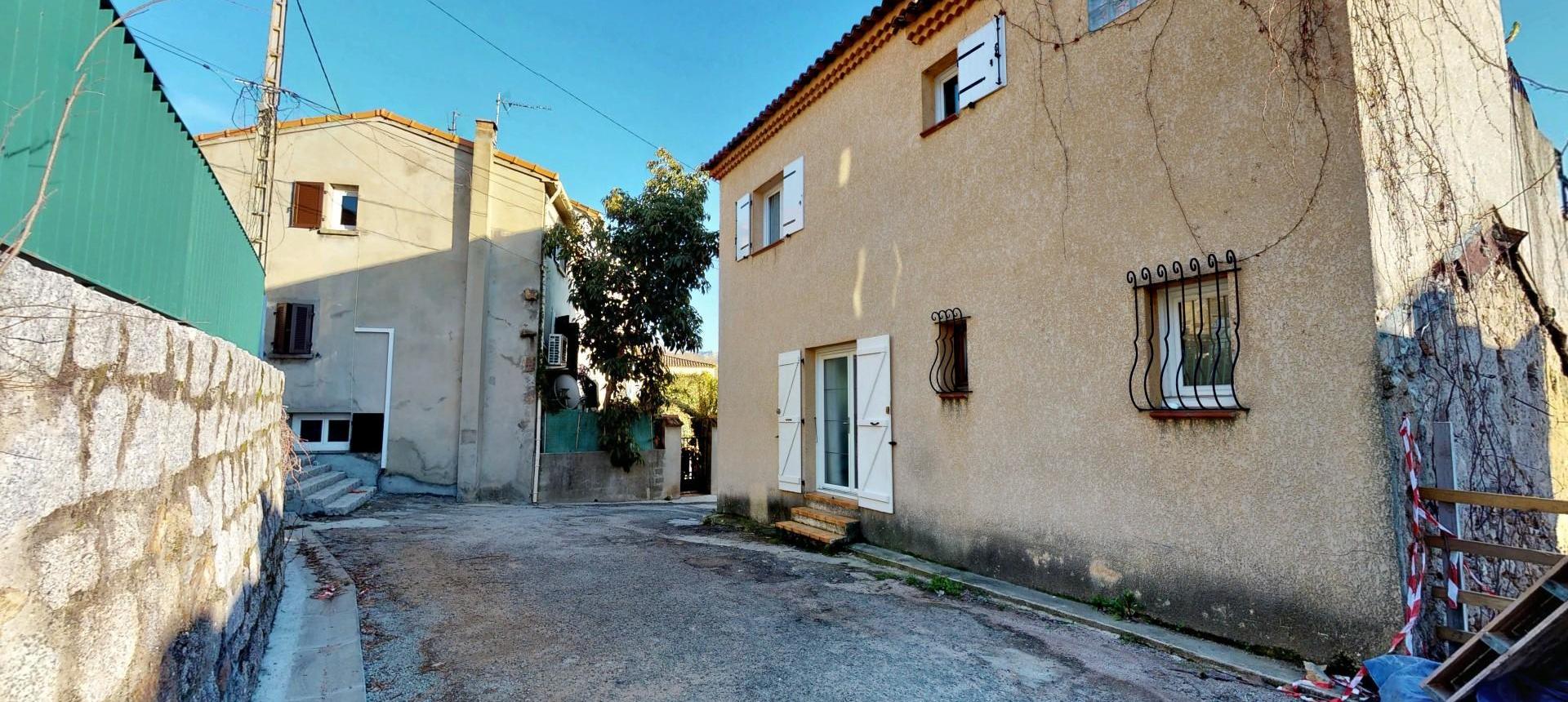 En Corse, à 10 minutes d'Ajaccio, dans le centre du village d'AFA, maison en duplex de type F4