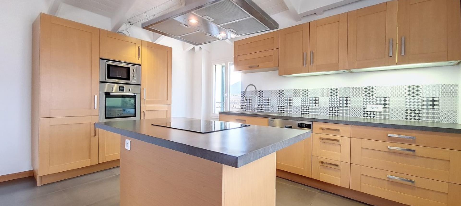 F2 à louer vieille ville coin cuisine 