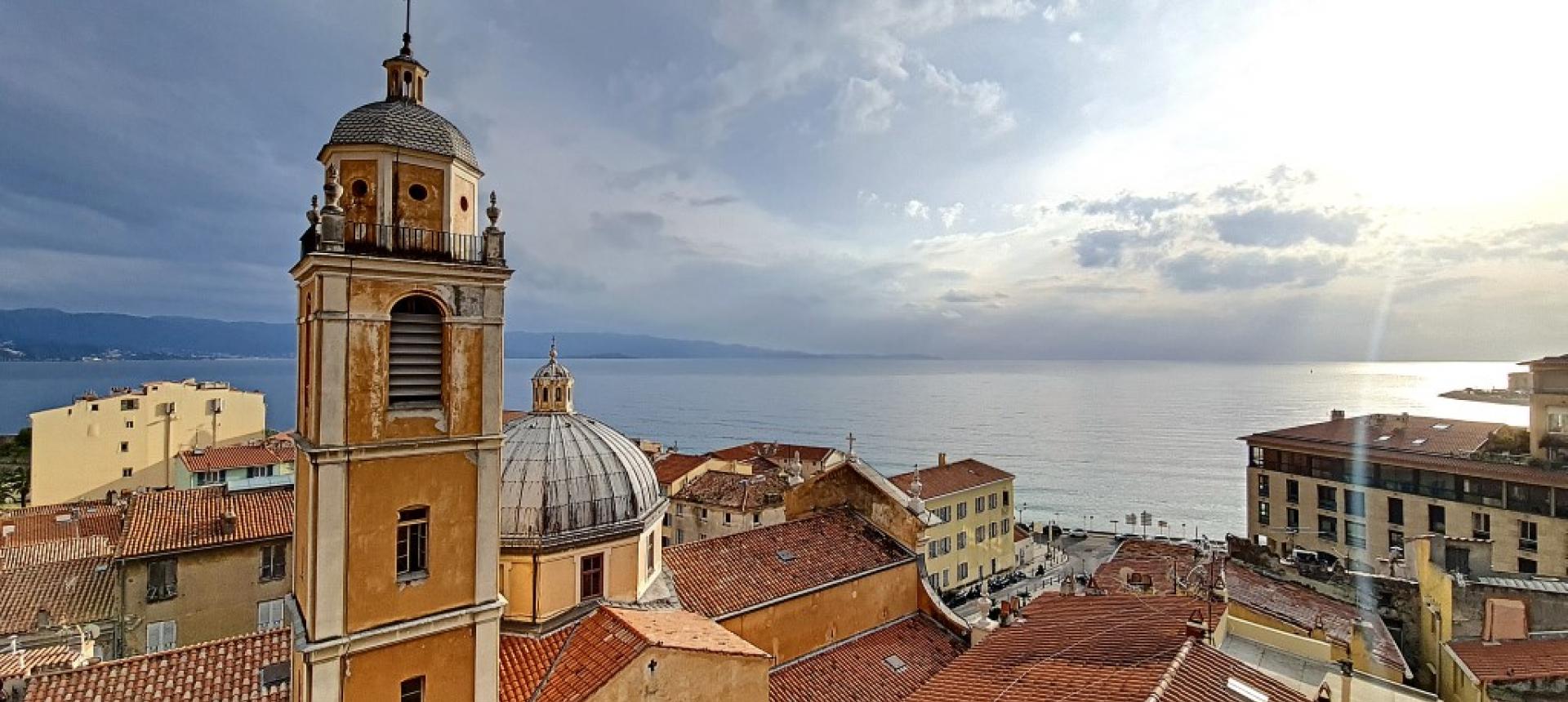 f2 à louer vieille ville vue Cathedrale