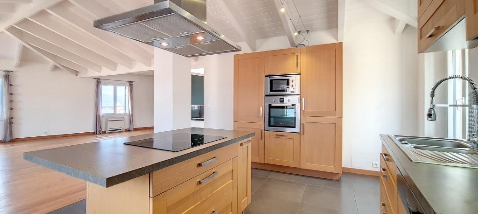 F2 à louer vieille ville ilot central cuisine 