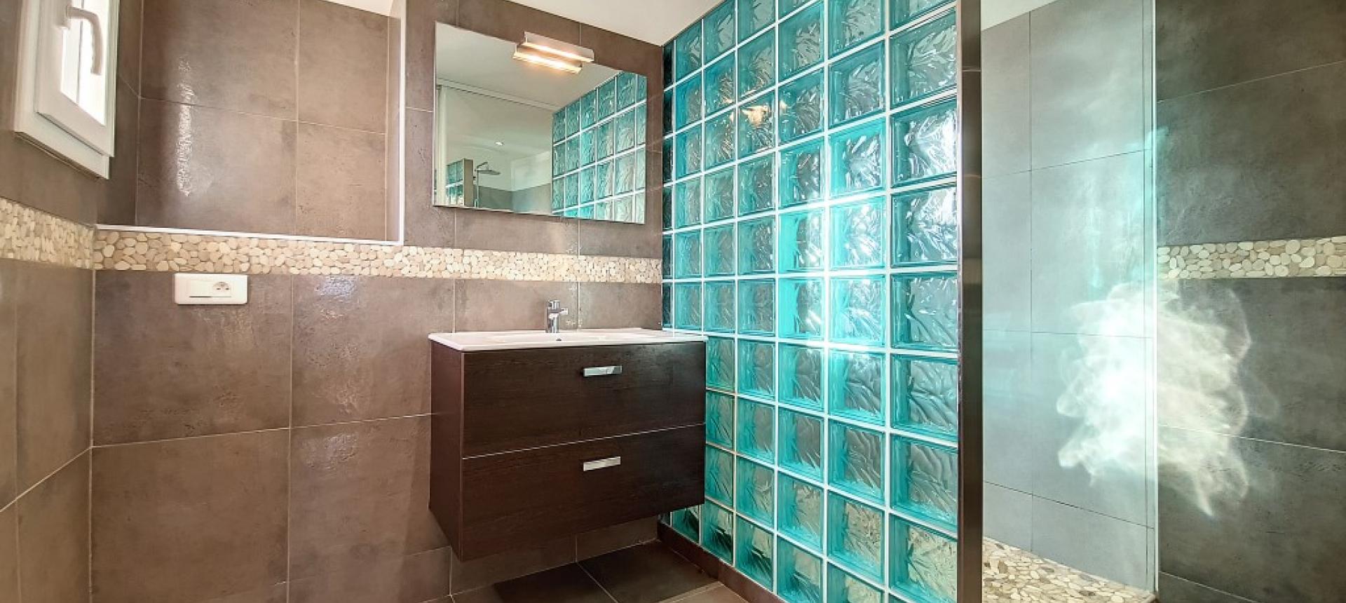 F2 à louer vieille ville salle de douche 