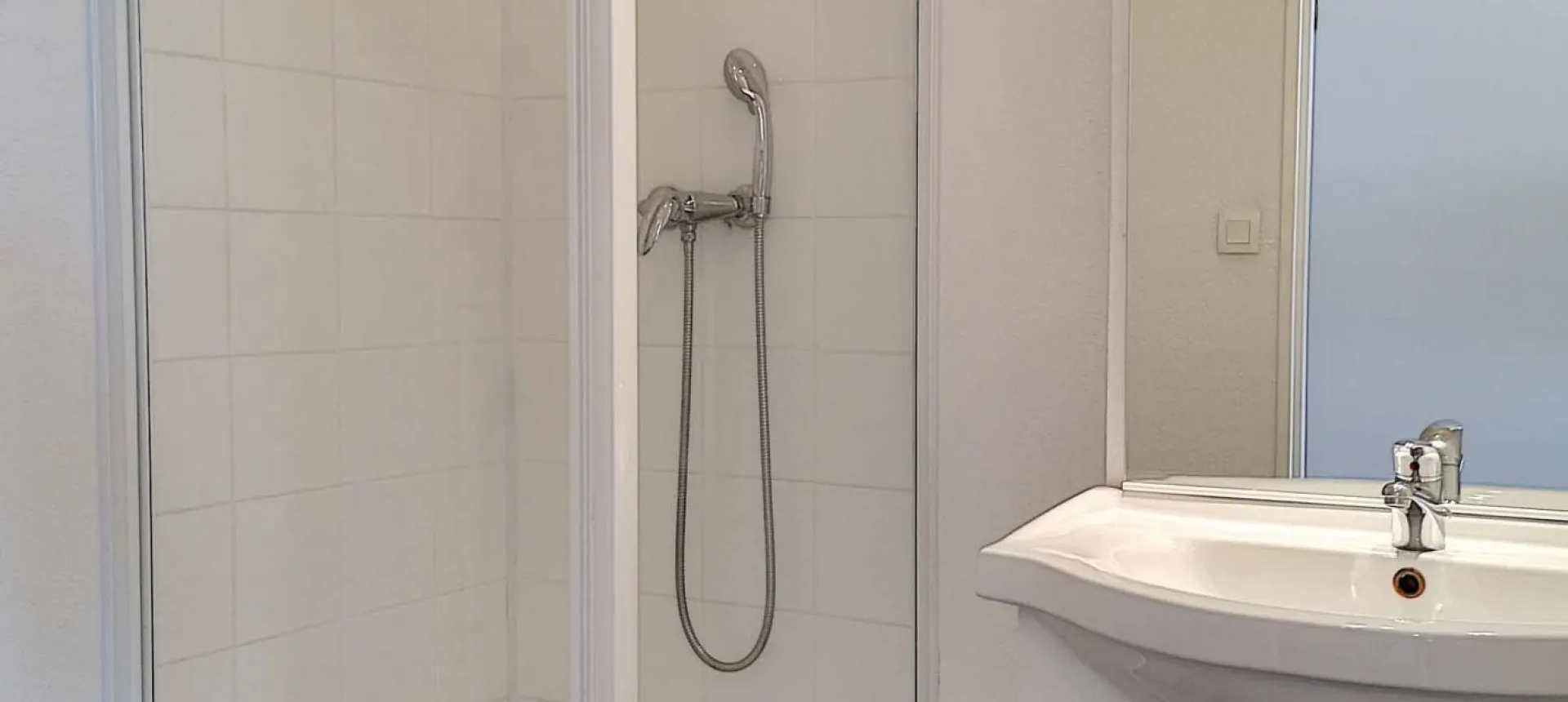 F2  à louer Sanguinaires salle de douche 