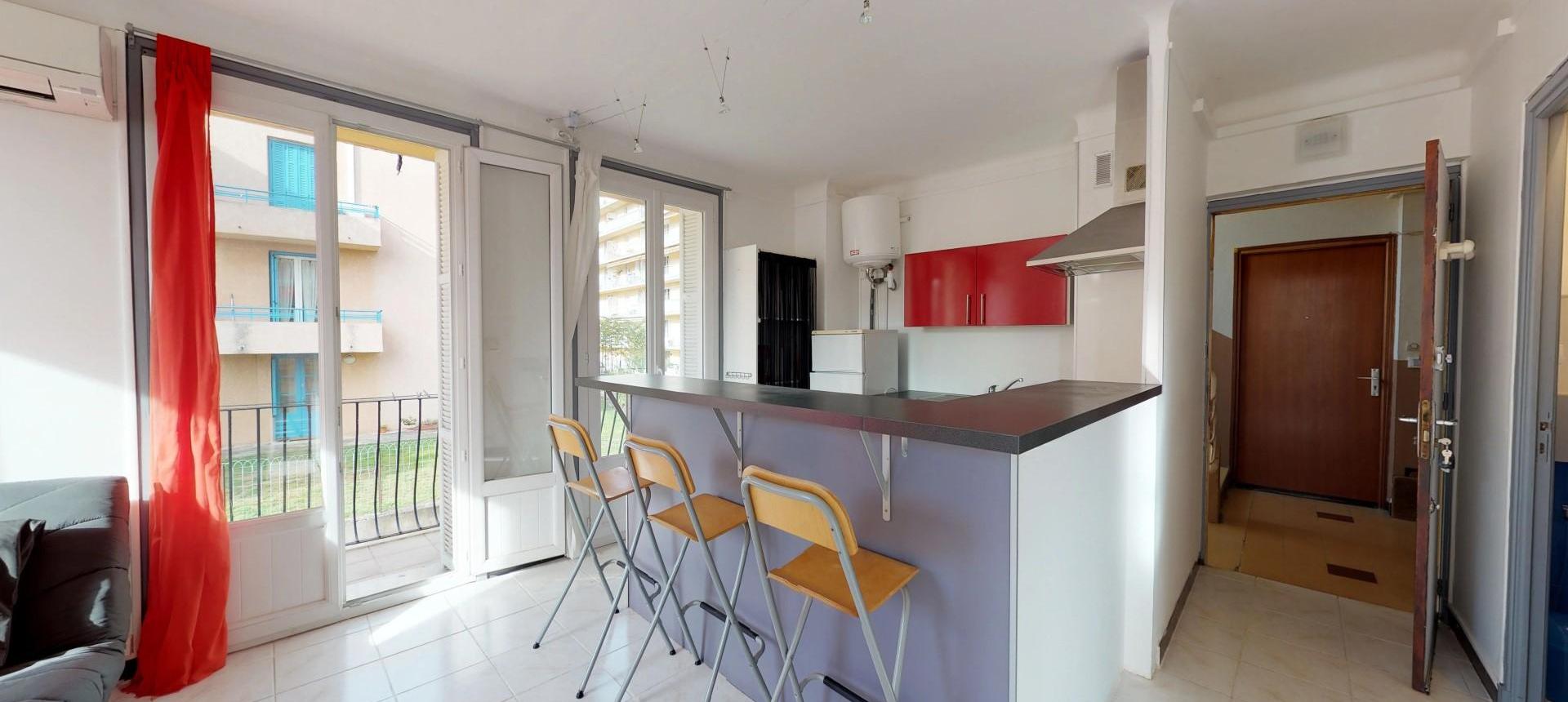 En Corse, à Ajaccio, un appartement de type F2 d'une superficie de 38 m² avec balcon, quartier Saint Jean
