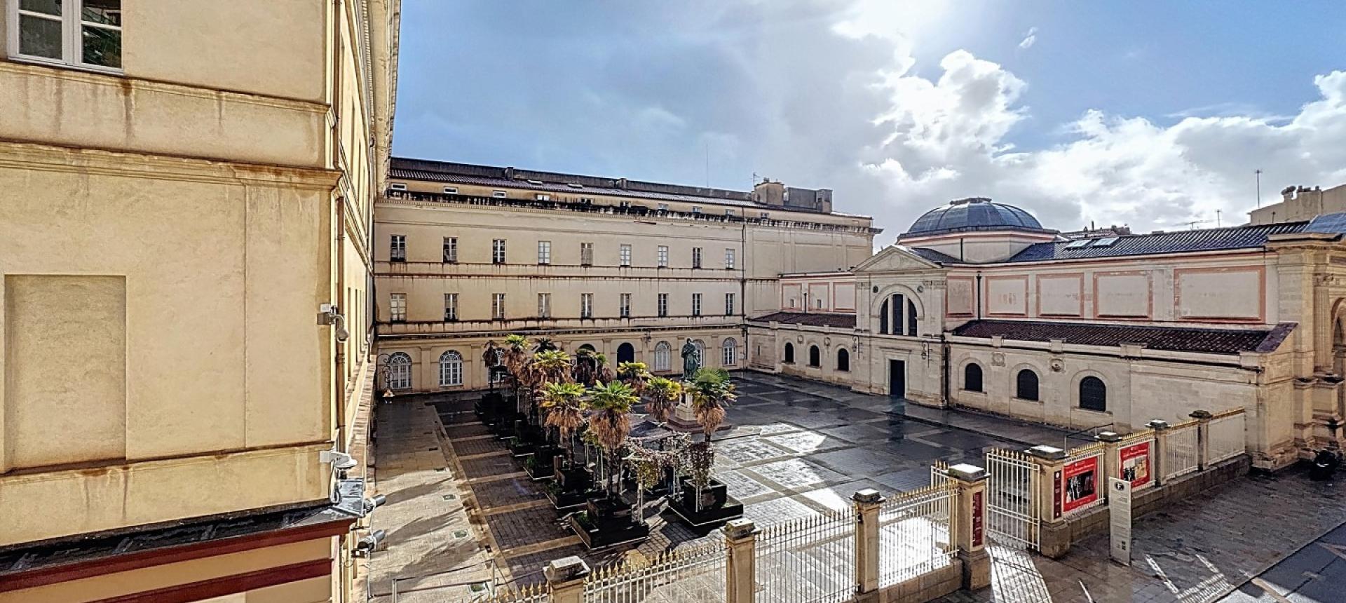 Beau F2 meublé à louer rue Fesch, centre ville à Ajaccio