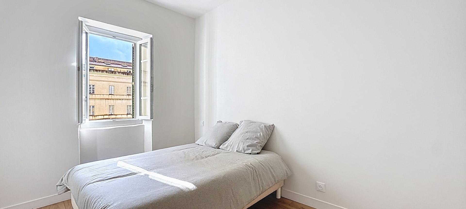 Beau F2 meublé à louer rue Fesch, centre ville à Ajaccio