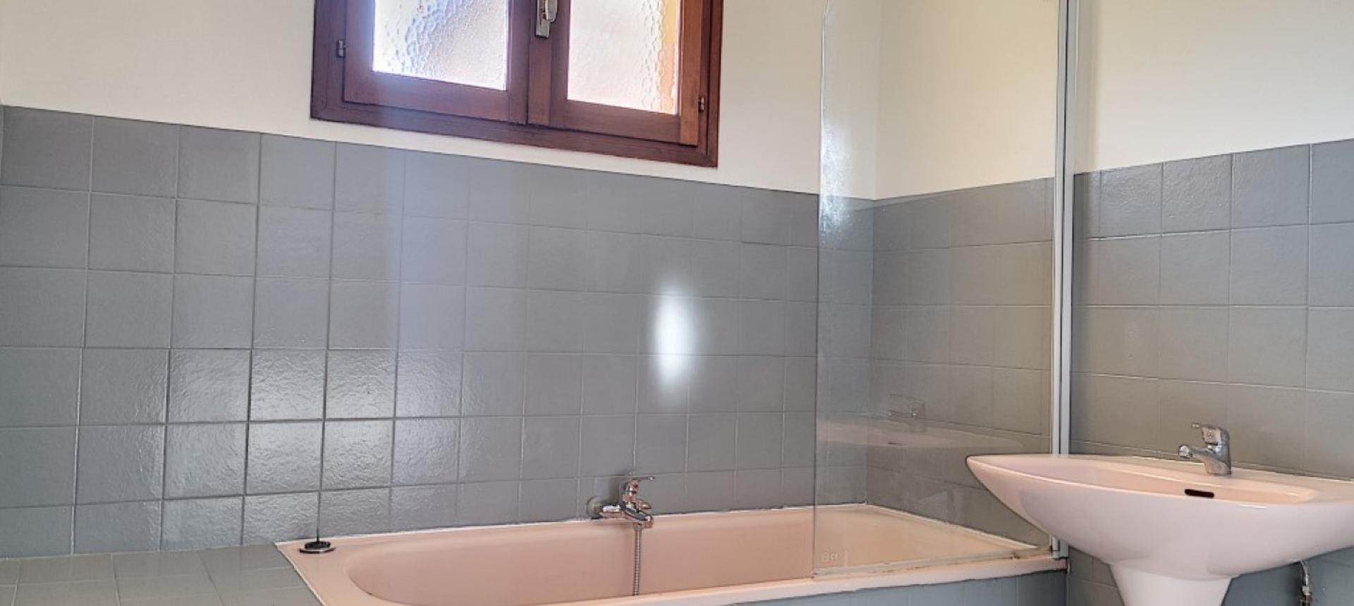 F2 à louer Loretto salle de bain