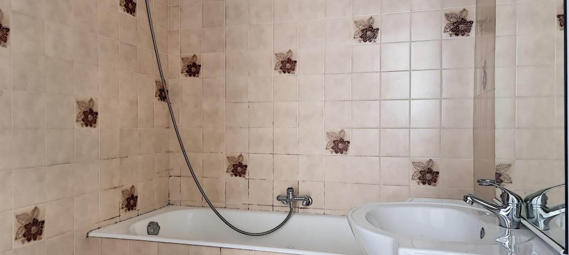 F2 à louer Aspretto salle de bains  