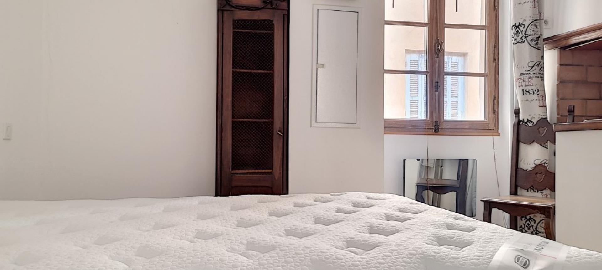 F2 meublé à louer au cœur de la ville d'Ajaccio chambre
