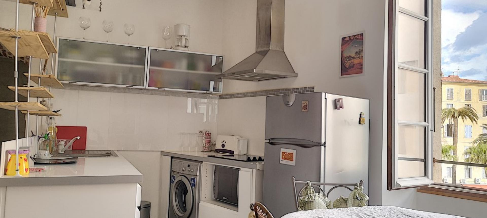 F2 meublé à louer au cœur de la ville d'Ajaccio  coin cuisine 