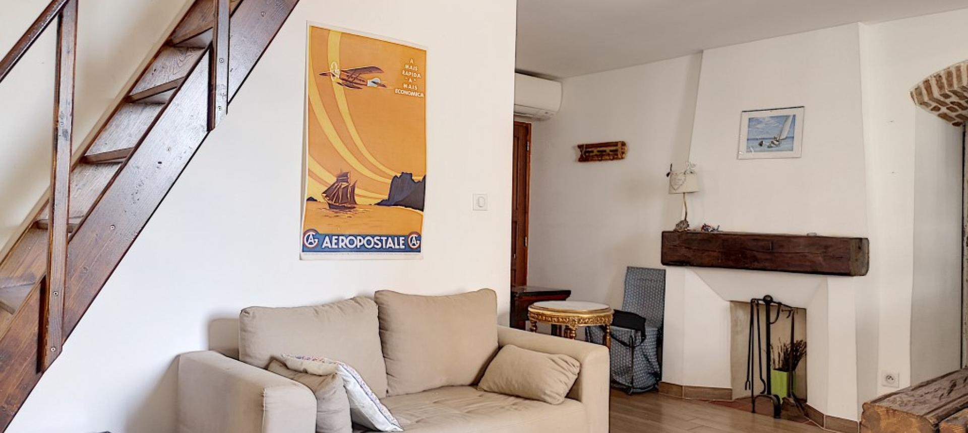 F2 meublé à louer au cœur de la ville d'Ajaccio coin salon