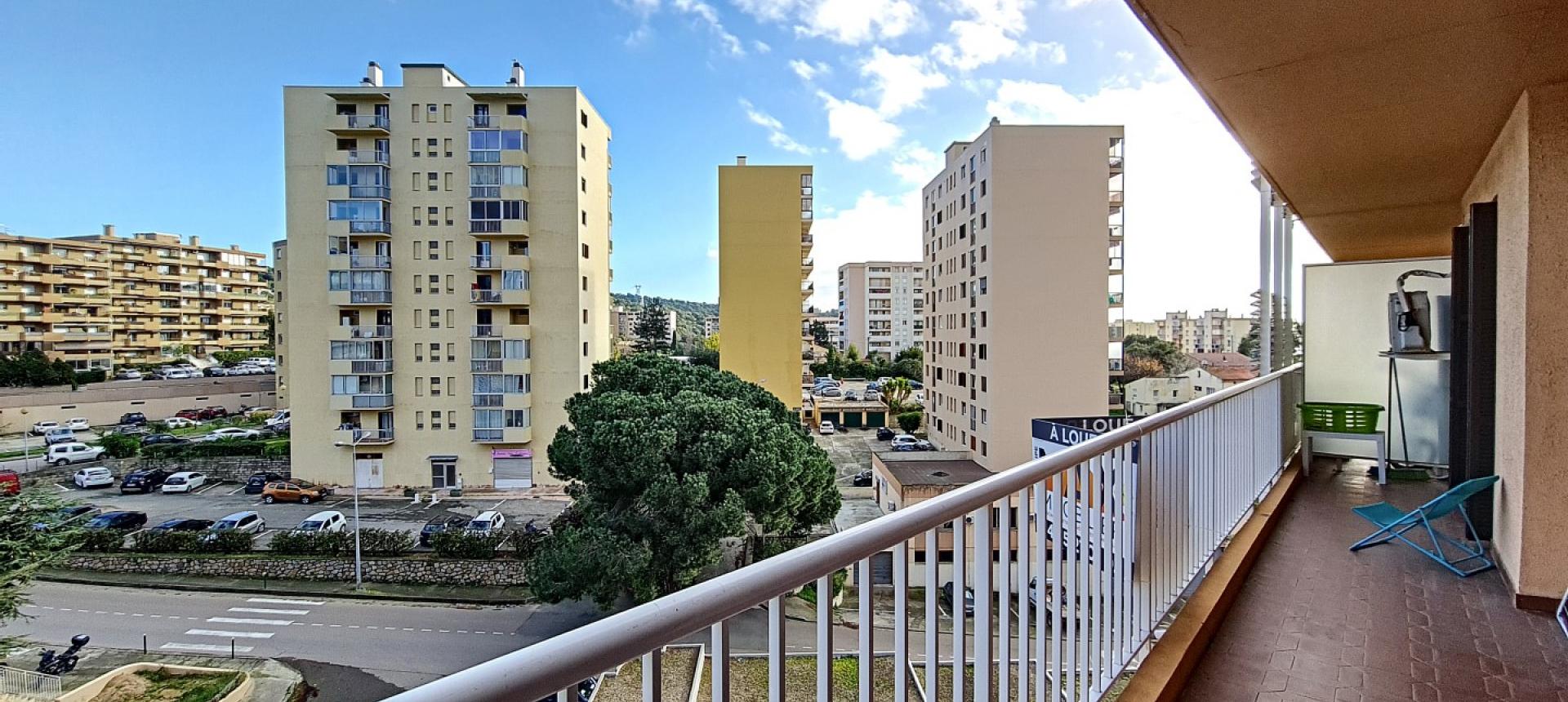 F2 meublé à louer Pietralba terrasse