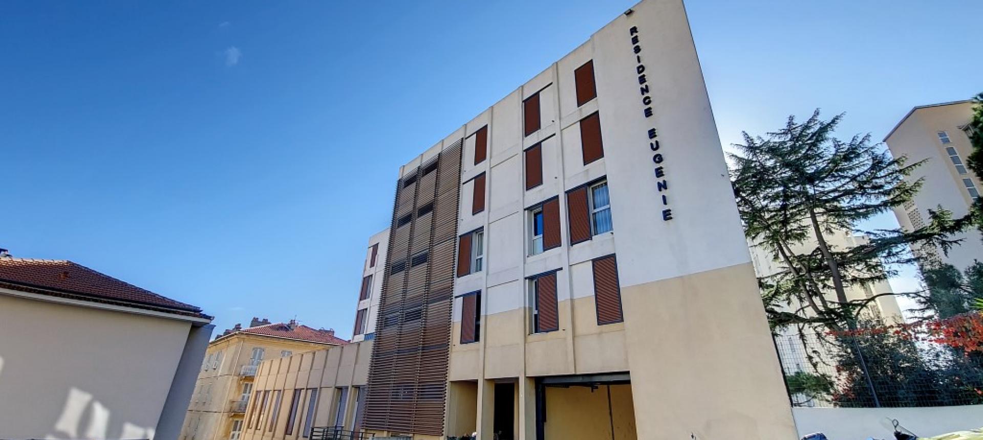 F2 à louer Impératrice Eugenie vue immeuble 