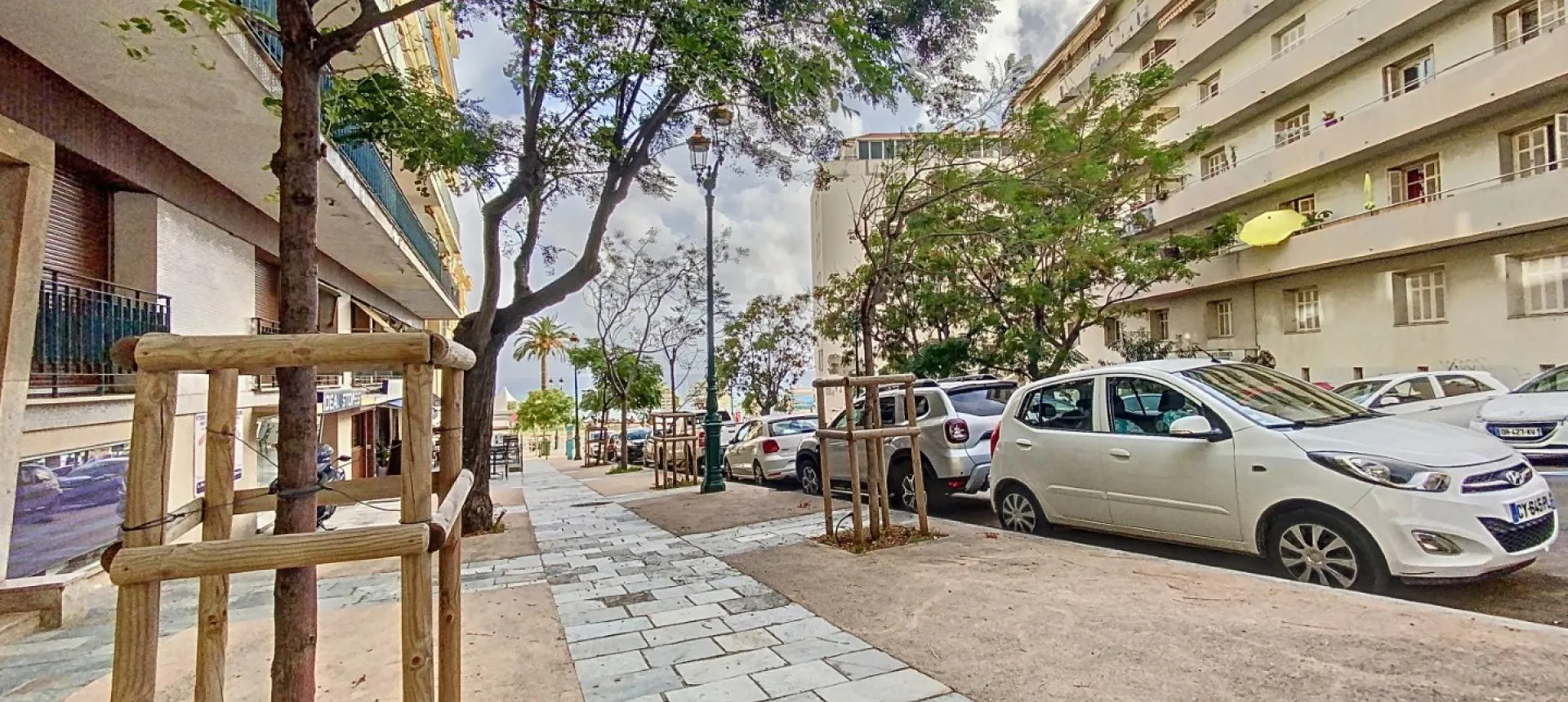 F3 à louer bd Mme Mère  vue rue et immeuble 
