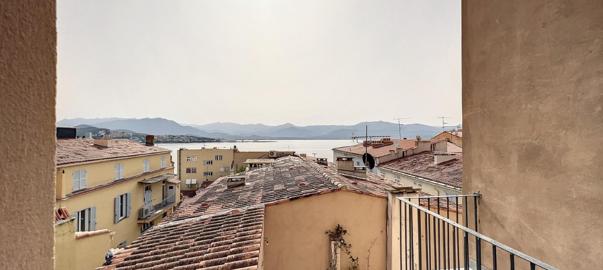 F3 à vendre avec balcon et vue mer - Cours Napoléon, Ajaccio