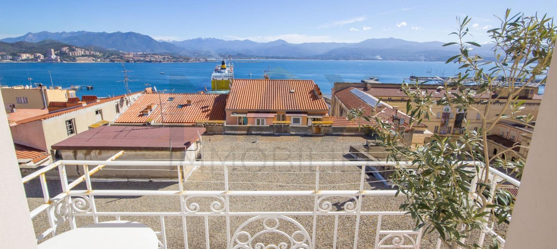 En Corse, à Ajaccio,sur le Crs Napoléon, à vendre Beau F3 au dernier étage avec vue mer