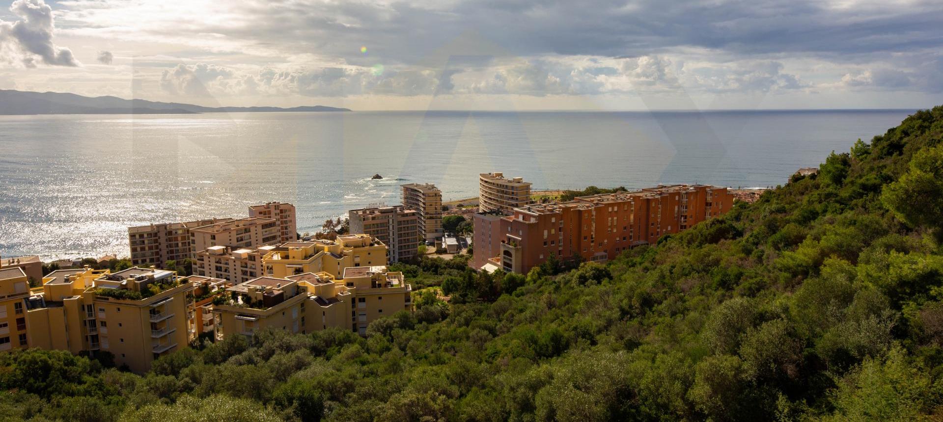 En Corse, à AJACCIO, sur la route des SANGUINAIRES, vente d'un F3 de 62 m² avec terrasse bénéficiant d'une très belle vue mer.