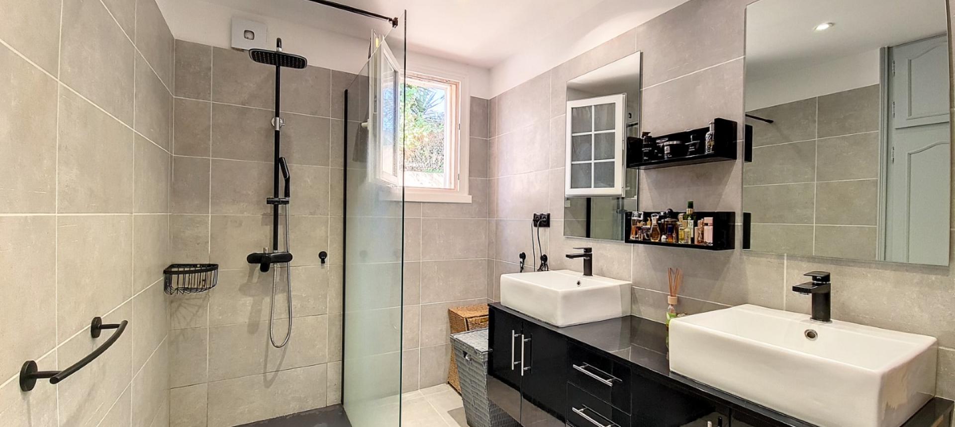 SALLE D'EAU F3 + F2 EN BAS DE VILLA AVEC TERRAIN CONSTRUCTIBLE MEZZAVIA