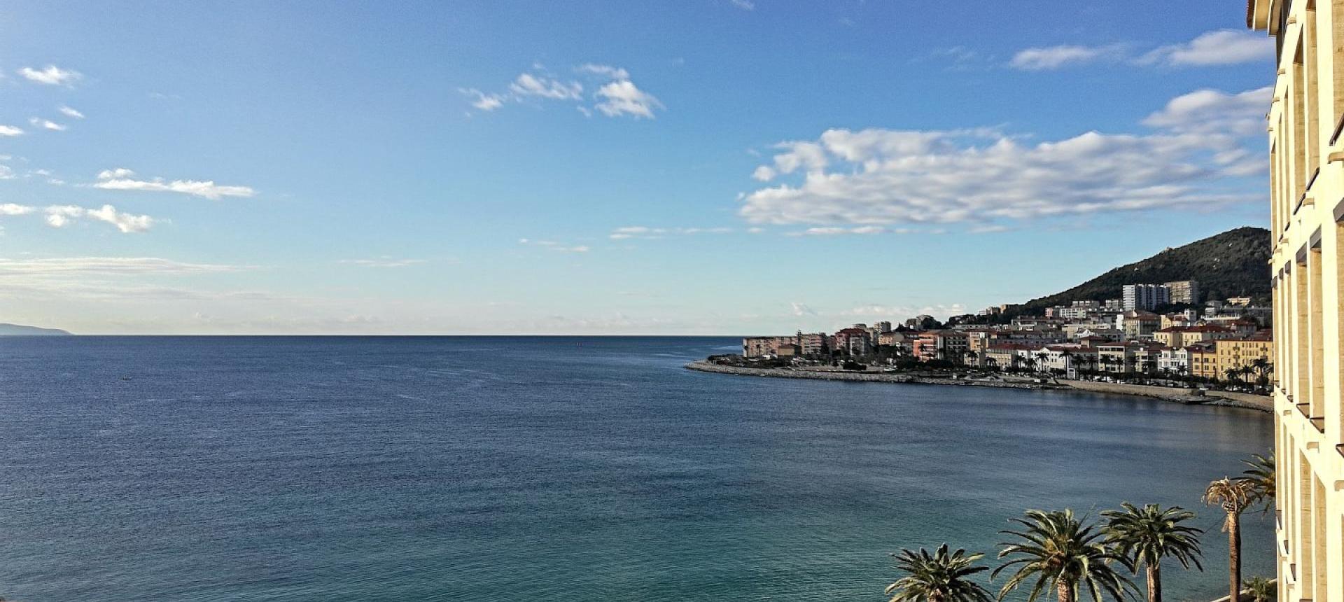 En Corse, en hyper centre d'Ajaccio, dans le triangle d'or, un F3 DUPLEX au DIAMANT 1 avec terrasse plein sud