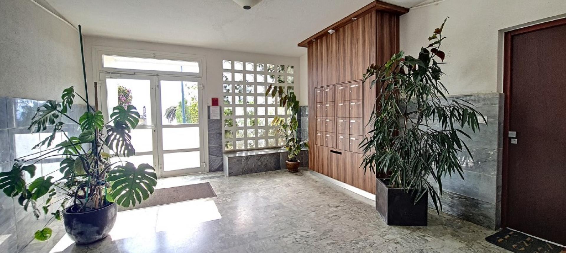 F3 à louer Parc Berthault  entrée immeuble 