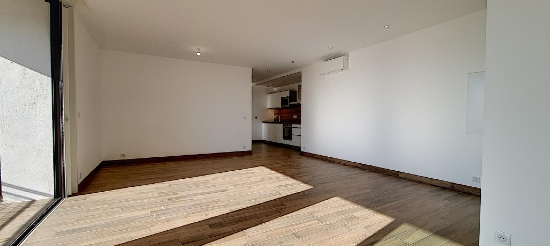 F3 à louer Parc Berthault séjour vue   coin cuisine 