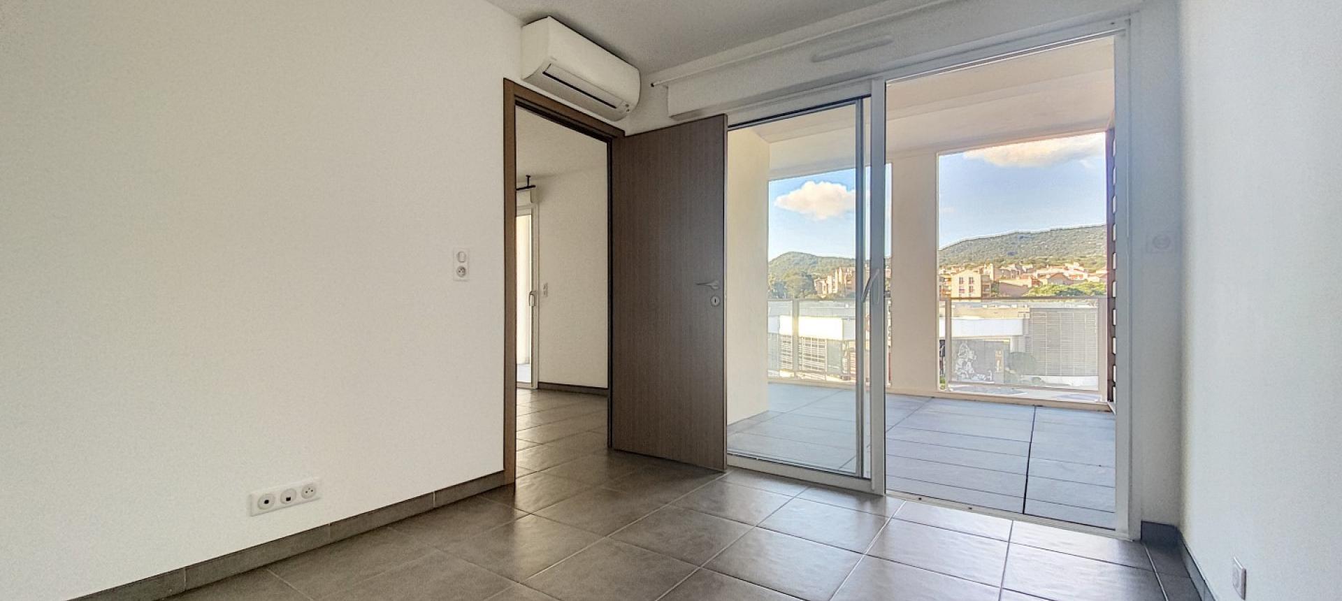 A Ajaccio, secteur de la Rocade, vente d'un appartement de type F3 de 67 m² avec terrasse - résidence récente