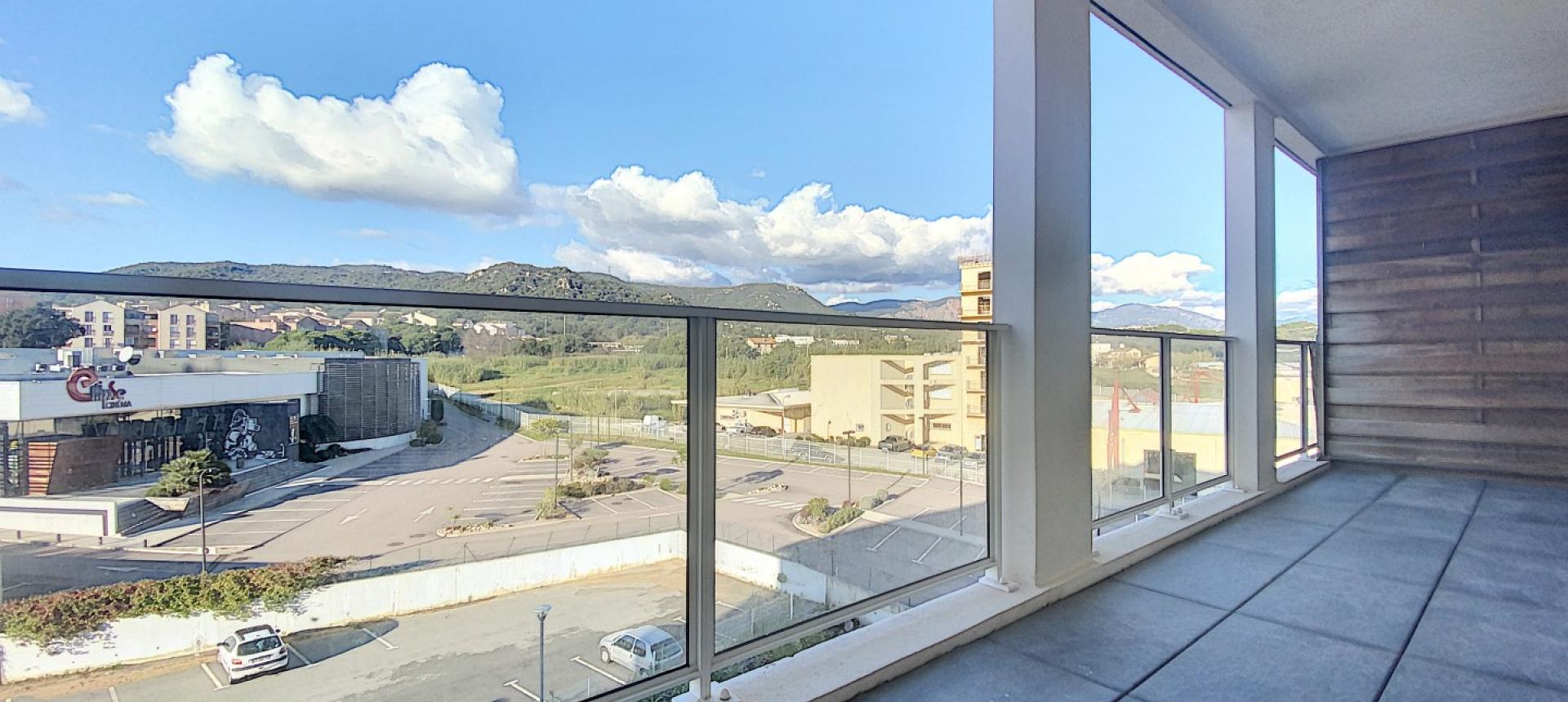 A Ajaccio, secteur de la Rocade, vente d'un appartement de type F3 de 67 m² avec terrasse - résidence récente