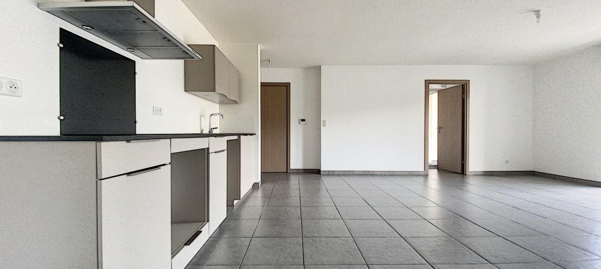 A Ajaccio, secteur Rocade, vente d'un appartement de type F3 de 67 m² avec terrasse - résidence récente